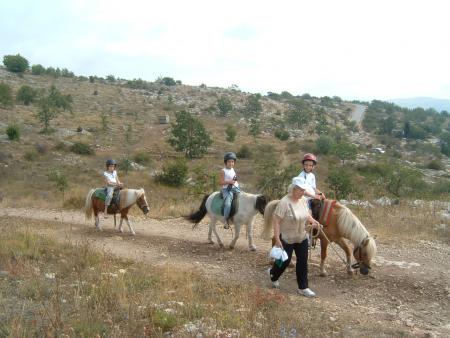 carla thibault et margaux sur leurs poney